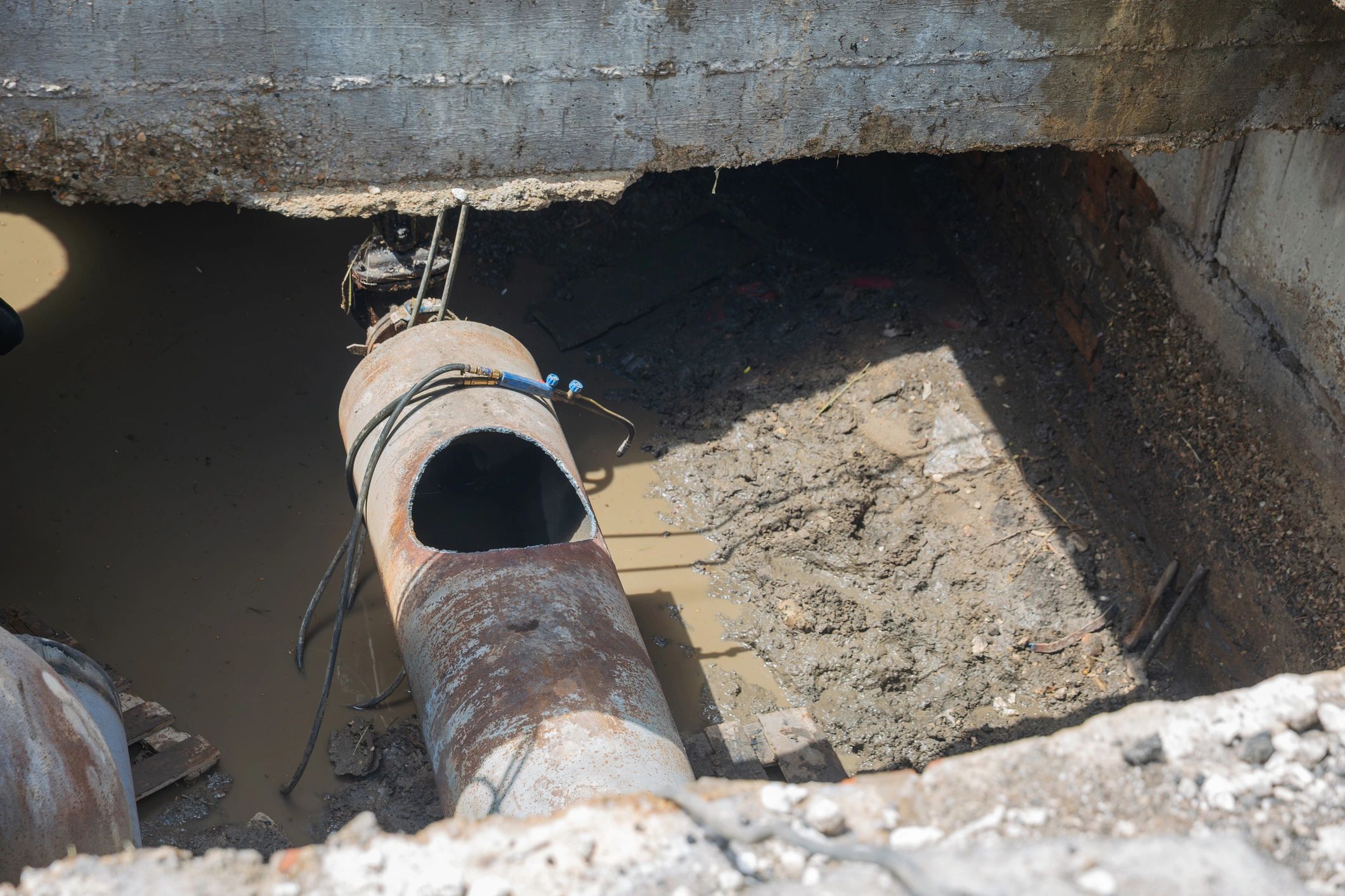 Underground pipe repair work with damaged infrastructure